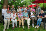 Seniorinnen und Hauswirtschaftsschülerinnen im Garten