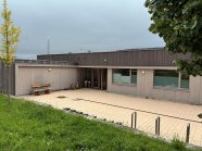 Außenansicht eines einstöckigen Gebäudes