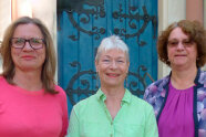 3 Frauen stehen nebeneinander