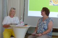 2 Frauen an einem Stehtisch