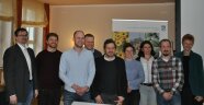 Gruppenfoto mit dem Moderator, der Behördenleiterin und den Rednern/-innen 