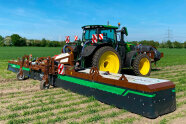 zu sehen ist ein Schlepper von John Deere mit Spot-Spray Technik.