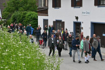 Jury und Besucher beim Rundgang zum Dorfwettbewerb in Leobendorf