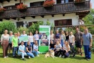 Gruppenfoto vor einem Bauernhaus