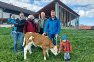 Familie Gschöderer mit Kalb vom Bullen Walygator